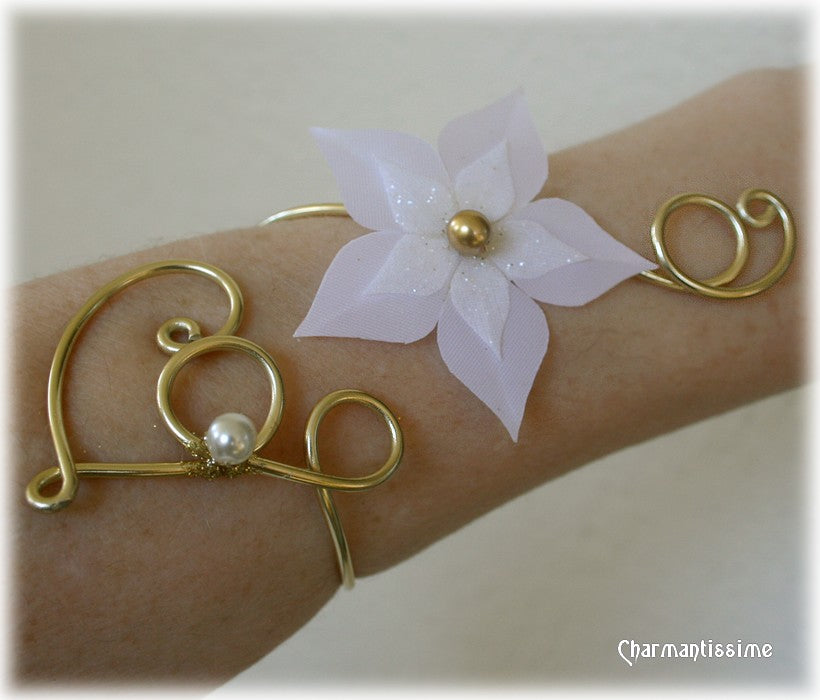 bracelet fleur blanche satin et organza sur coeur métal doré or