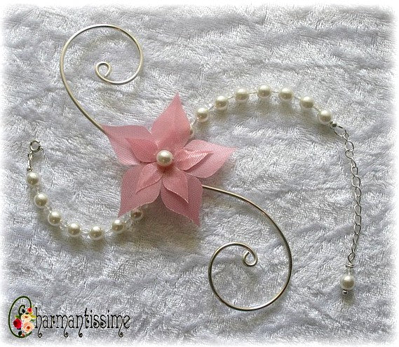 Bracelet mariage fleur satin vieux rose, perles blanches et fil argenté