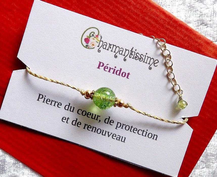 Cadeau bracelet femme en péridot et doré or sur cordon fin beige doré, sur mesure