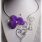 collier mariage floral orchidée violette et perles blanches sur coeur argent