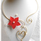 collier mariage fleur rouge en satin sur coeur alu doré or pour mariage et fête