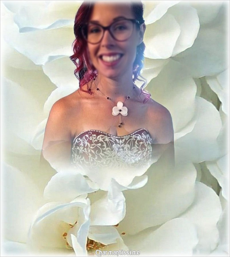 Sandrine porte le collier de mariée "Anaïs" de la marque Charmantissime pour un mariage bohème champêtre avec fleur orchidée