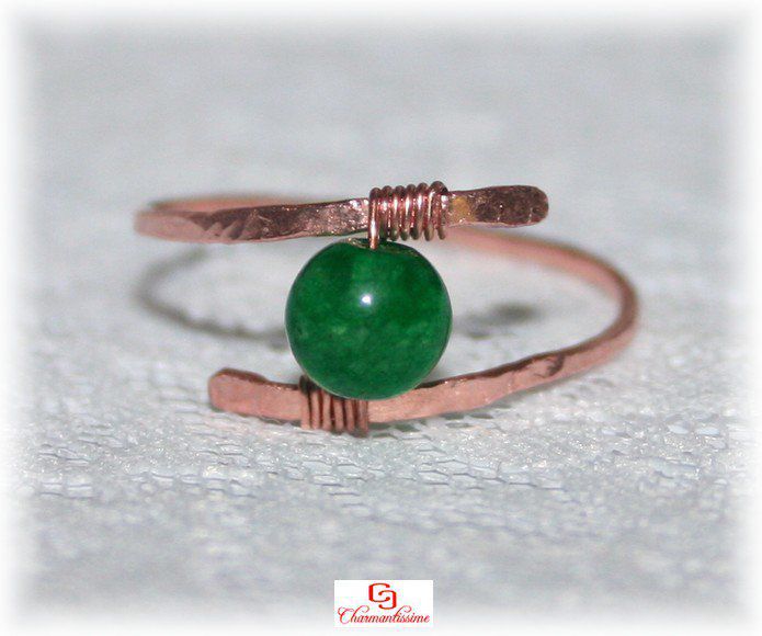 Bague fine perle jade vert anneau cuivre martelé tendance boho tribale minimaliste