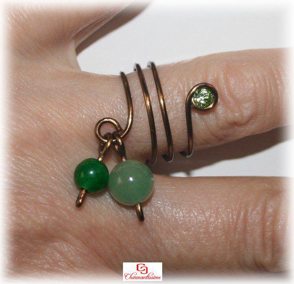 Bague ressort multi rangs pas chère avec perles de jade et aventurine et strass cristal vert