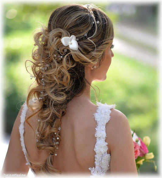 Bijou de cheveux bohème chic fleur blanche en satin sur vigne de cheveux en perles cristal
