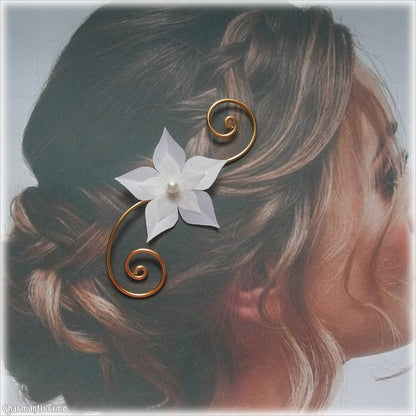 joli bijou ornement de cheveux avec fleur étoile blanche en satin et organza sur volutes d'alu doré or pour mariée bohème-chic