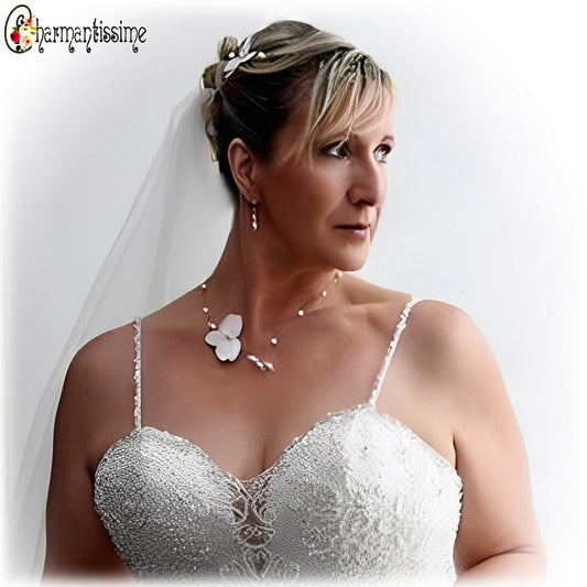 Mariée bohème chic portant le collier de mariage avec fleur de la marque française Charmantissime
