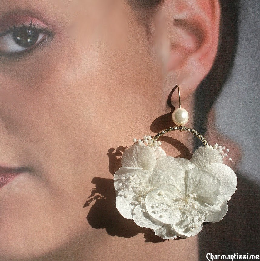 Boucles d'oreilles de mariée en fleurs naturelles + perle cristal swarovski nacré sur créoles et crochets en gold filled or 14 carats