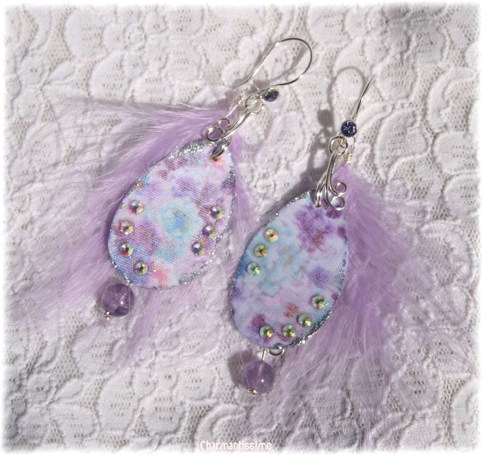 Boucles d'oreilles boho-chic gouttes satin floral violet bleu, améthyste, strass, plumes