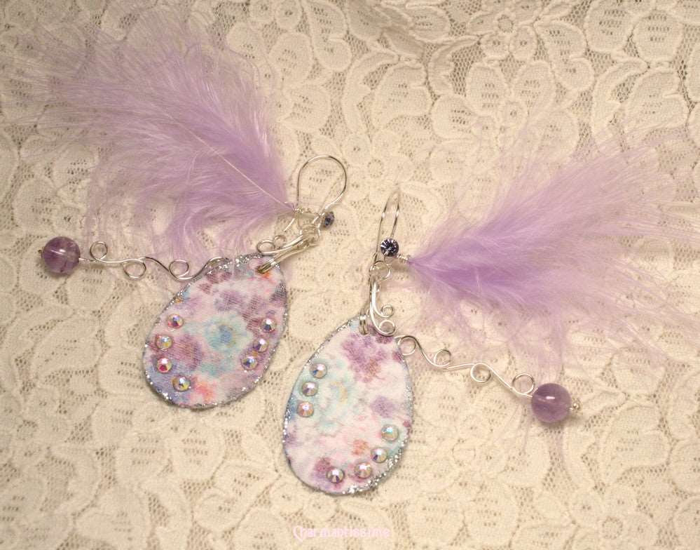 Boucles d'oreilles gouttes satin floral violet bleu, perles améthyste, strass, plume