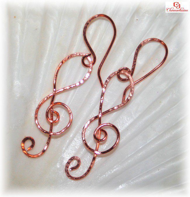 Belles boucles d'oreille Clé de sol en cuivre martelé naturel en spirale bohème-chic originales, de tendance elfique