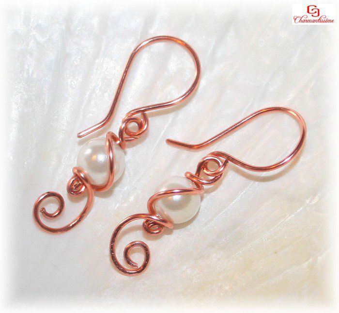 Belles boucles d'oreille perle nacre ivoire Métal cuivre naturel en spirale bohème-chic originales