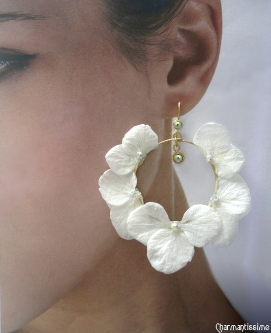 Boucles d'oreilles mariée bohème avec fleurs blanches naturelles stabilisées et strass cristal swarovski pour mariage, cérémonie, fêtes