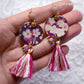 Boucles d'oreille pendantes fleurs de cerisier violet fuchsia rose et or et pompon du Japon de style bohème-chic