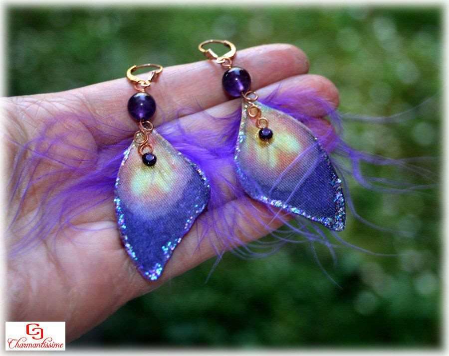 Idée cadeau : Boucles oreilles plaqué-or rose Ailes papillon Satin & Plumes violettes boho-chic