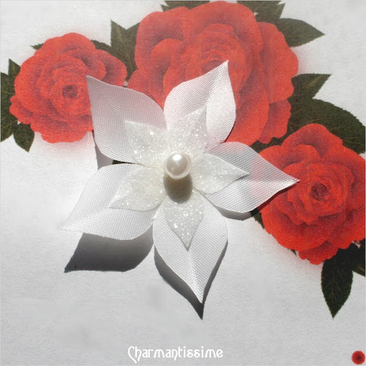 Boutonnière mariage fleur satin organza blanc et perle nacrée pour le marié et les invités du cortège