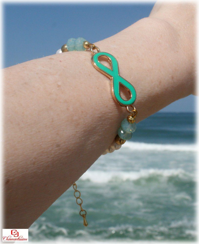 Bracelet femme Infini turquoise or Perles cristal bleu et blanches nacrées. Plage, océan