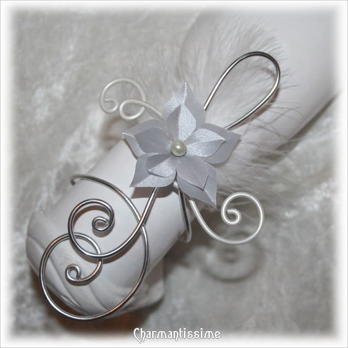 bracelet mariage original personnalisé avec fleur gris argent sur fil alu argent et nacre sur clé de sol en volutes