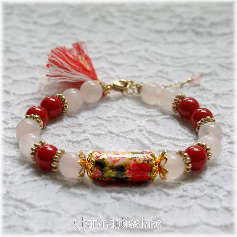 Bracelet floral japonais glamour chic avec perle fleurs de sakura, perles corail rouge et quartz rose, perles or et pompon pour femme romantique