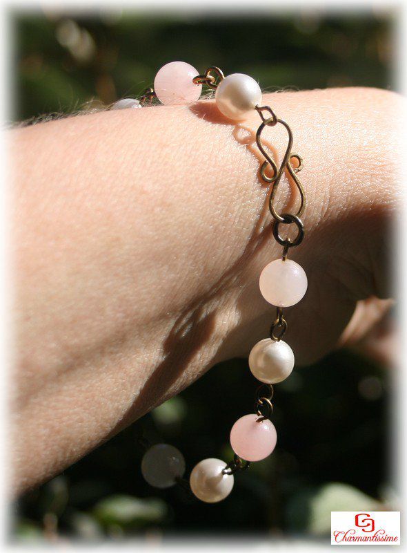 Parure bracelet quartz rose et perles nacrées + fermoir Infini laiton bronze de style rétro elfique