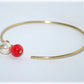 Bracelet jonc laiton doré or perles nacre et Jade rouge clair, style minimaliste