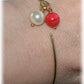 Bracelet jonc métal doré or breloque perles nacre et Jade “rose corail”, style contemporain