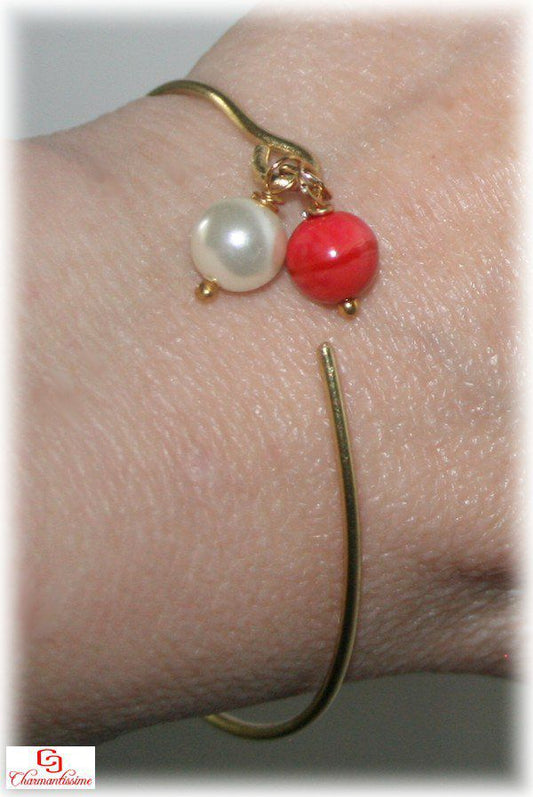 Bracelet jonc métal doré or breloque perles nacre et Jade “rose corail”, style contemporain