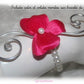 Bracelet mariage petite fleur orchidée fuchsia en satin et perles nacrées blanches sur volutes d'alu argent pour mariée bohème chic 