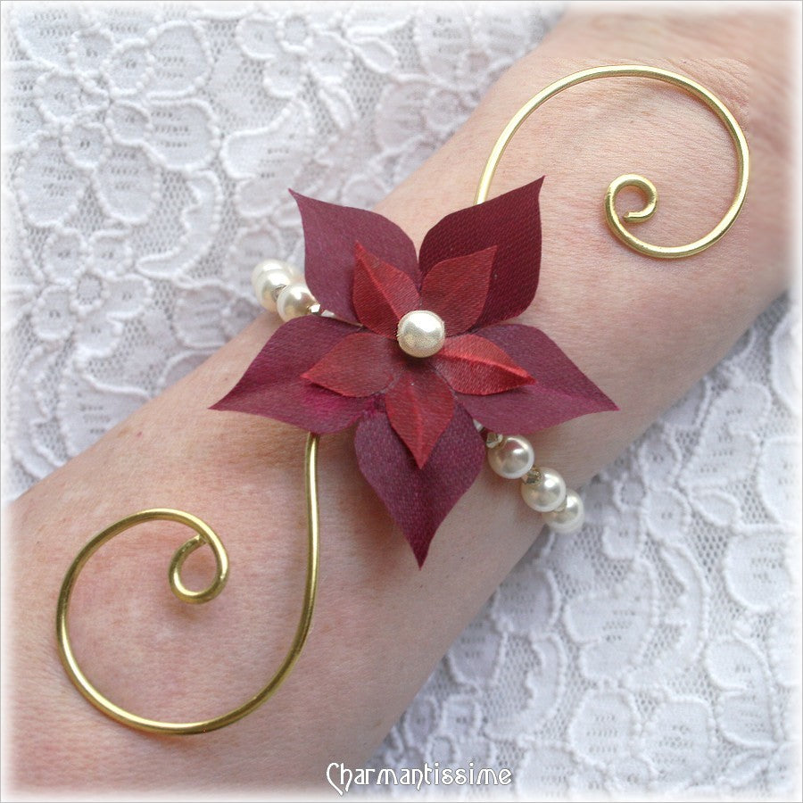 bracelet mariage Audrey avec fleur étoilée bordeaux sur volutes or et perles nacrées ivoires, fait sur mesure à l'atelier Charmantissime