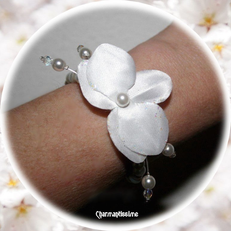 bracelet mariage fleur orchidée blanche en satin et perles nacrées blanches sur mesure