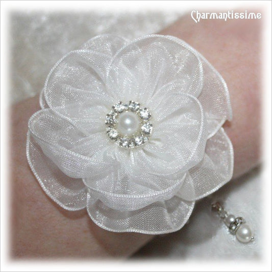 Bijou bracelet mariage boheme Strass et perle sur fleur organza blanc, taille ajustable