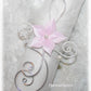 bracelet mariage original personnalisé avec fleur rose pale sur fil alu argent et nacre sur clé de sol en volutes et plume