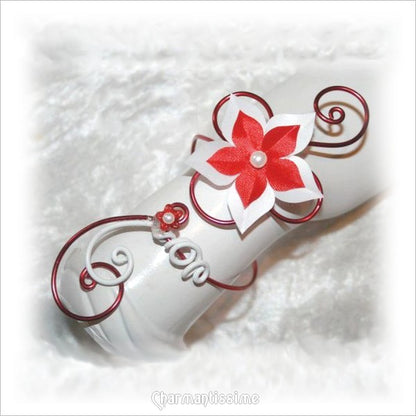 Bracelet fleur rouge et blanche en satin sur fil aluminium pour mariage et fête de style champêtre et personnalisable toutes couleurs