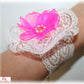 Bracelet manchette mariage fleur organza fuchsia sur dentelle ivoire pour mariée bohème