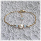 Bracelet en perle d'eau douce et pierre aigue-marine sur chaine fine acier inoxydable or, ajustable et sur mesure de la marque Charmantissime