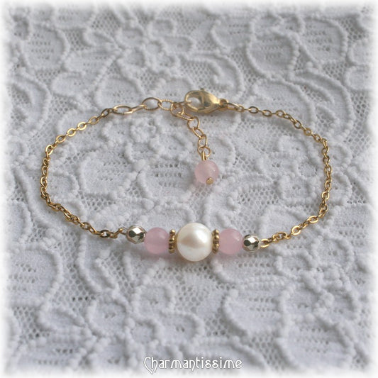 Bracelet en perle d'eau douce et pierre calcédoine rose sur chaine fine acier inoxydable or, ajustable et sur mesure de la marque Charmantissime
