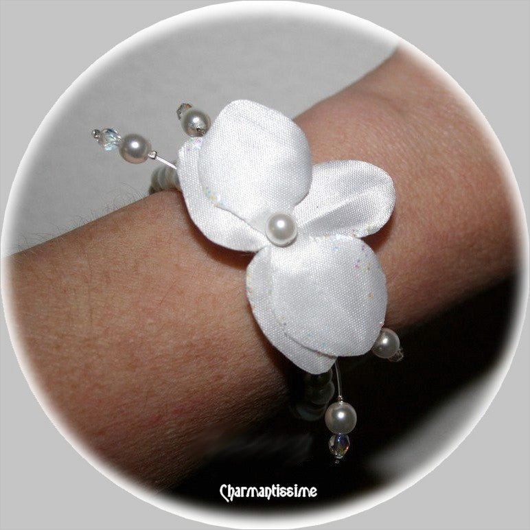Bijoux mariage bohème pas cher avec bracelet petite orchidée blanche et perles nacrées