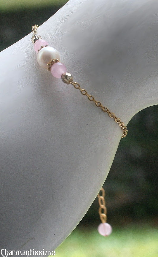 Bracelet de mariée en perle nacrée et pierres semi-précieuses roses (calcédoine rose) sur chaine fine or ou argent, fait sur mesure par l'atelier Charmantissime