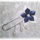 broche attache-traine mariage fleur bleu marine et blanche + perles blanches