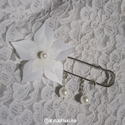 Broche attache-traine de mariée avec fleur étoile blanche en satin et organza et perles cristal nacrées sur métal argent
