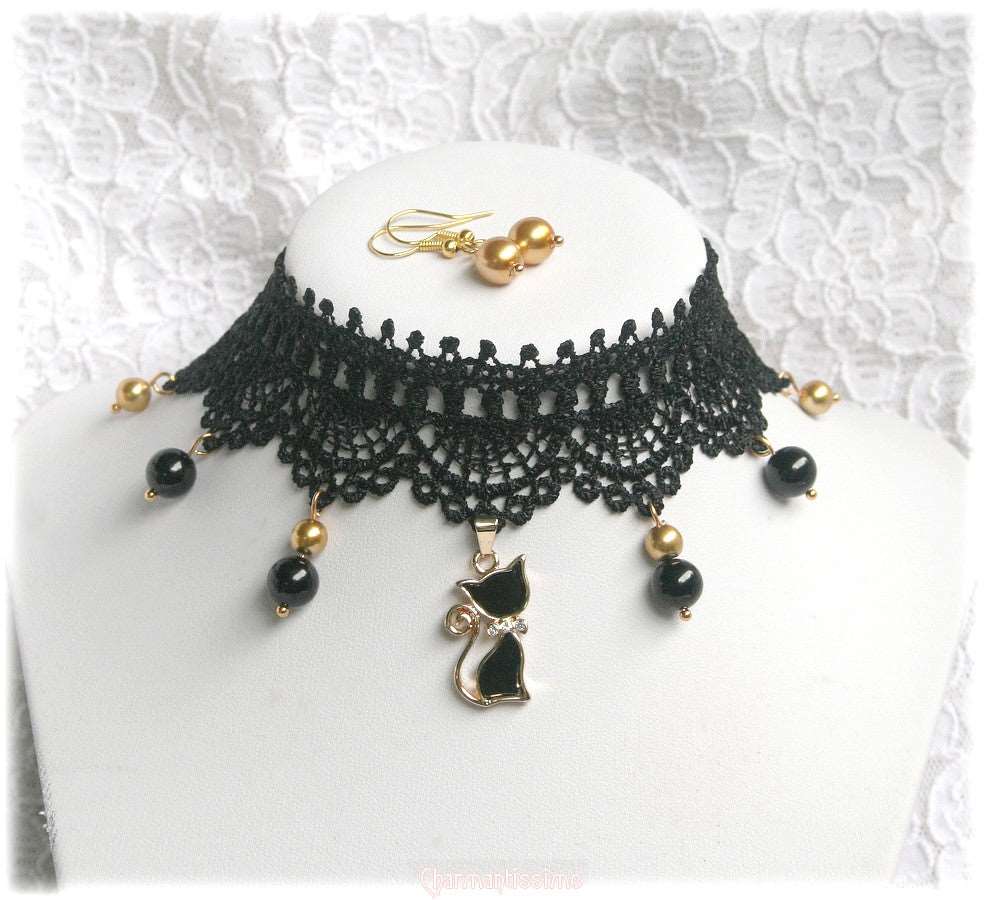 Collier choker gothique noir et or en dentelle avec perles tourmaline et petit chat
