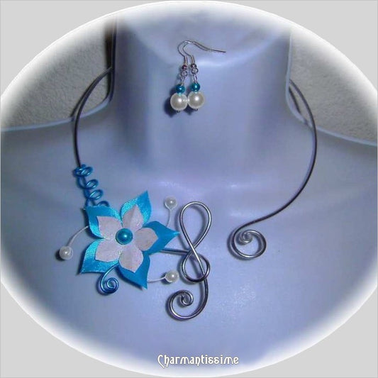 collier de mariage champêtre romantique "Sabrina" avec fleur turquoise et blanche en satin de soie sur clé de sol en métal couleur argent et turquoise