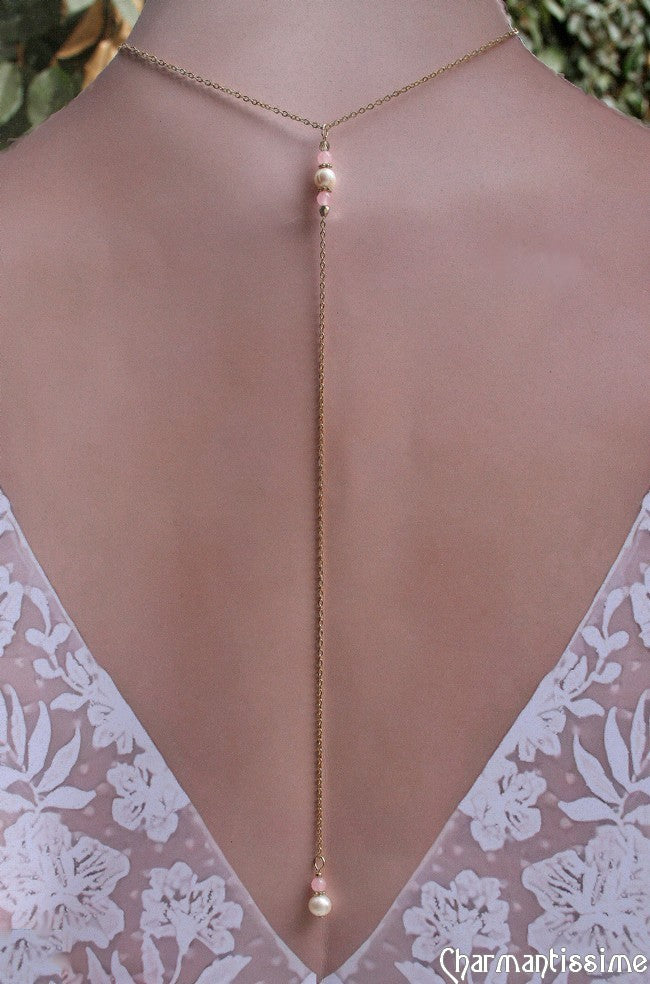 Bijou collier de dos pour mariée bohème chic avec perles d'eau douce et pierres semi-précieuses (calcédoine rose) sur longue chaine fine en acier plaqué or, sur mesure