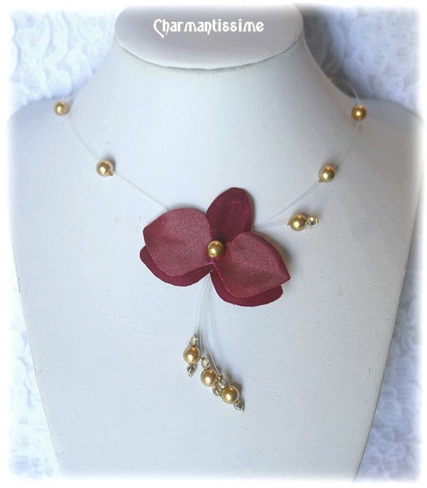 Collier fleur orchidée de mariage personnalisé sur mesure en satin bordeaux et perles nacrées dorées or sur fil nylon, de la marque Charmantissime