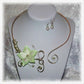 collier de mariage champêtre romantique avec fleur verte et ivoire en satin de soie sur clé de sol en métal couleur doré et vert