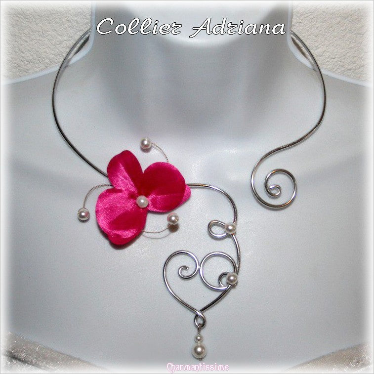 collier de mariage champêtre bohème-chic original "Adriana" avec petite fleur d'orchidée fuchsia en satin, sur coeur en volutes d'alu argent ou or