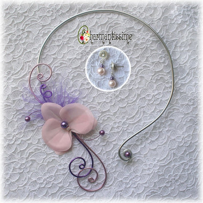 Collier mariage floral demoiselle d'honneur orchidée rose, plume violette sur fil argent de la marque Charmantissime