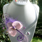 Collier féérique fleur orchidée rose poudré, plume violette sur alu argent, rose, violet, personnalisable sur mesure à vos couleurs par l'Atelier Charmantissime