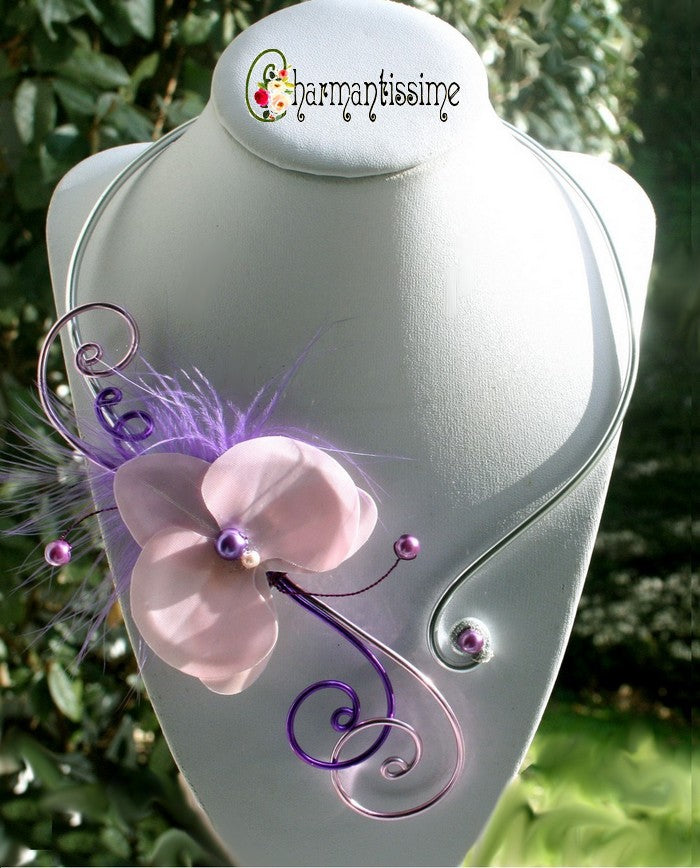Collier féérique fleur orchidée rose poudré, plume violette sur alu argent, rose, violet, personnalisable sur mesure à vos couleurs par l'Atelier Charmantissime