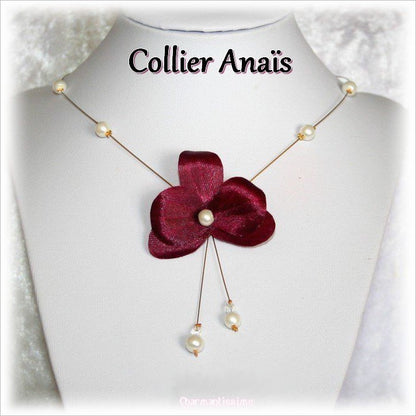 Collier mariage petite fleur orchidée bordeaux en satin et perles nacrées ivoires sur fil cablé doré pour mariée bohème chic "Anaïs"